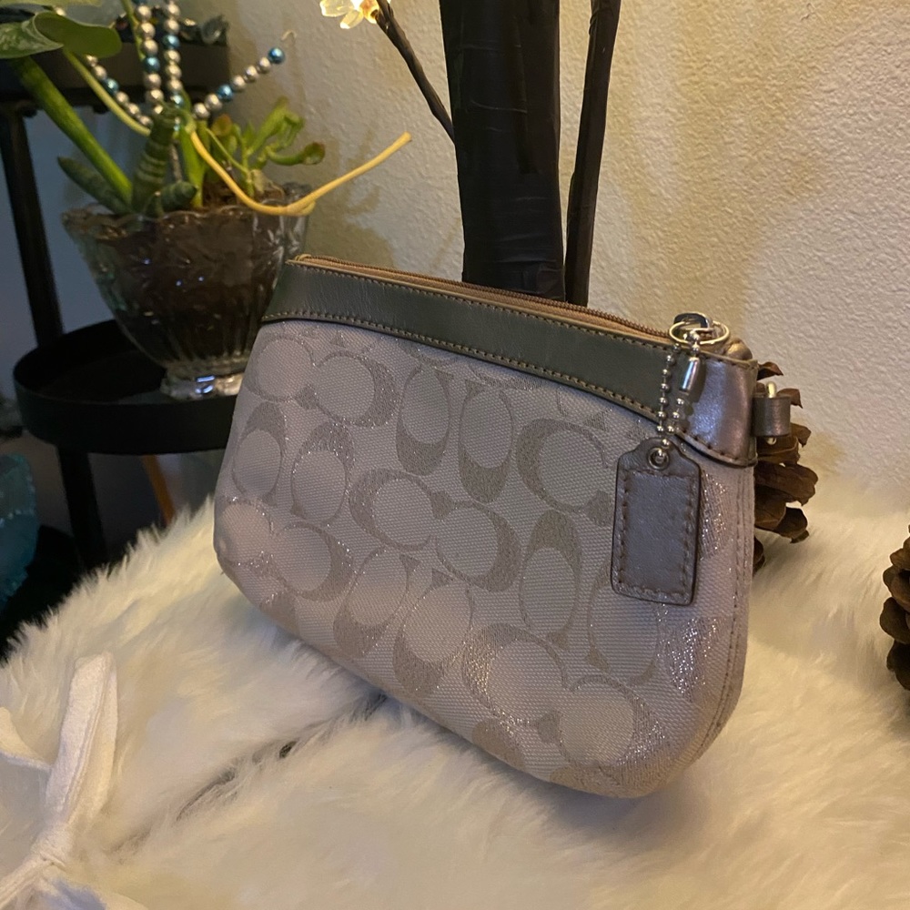 Coach Pouch - Picture 2 of 3